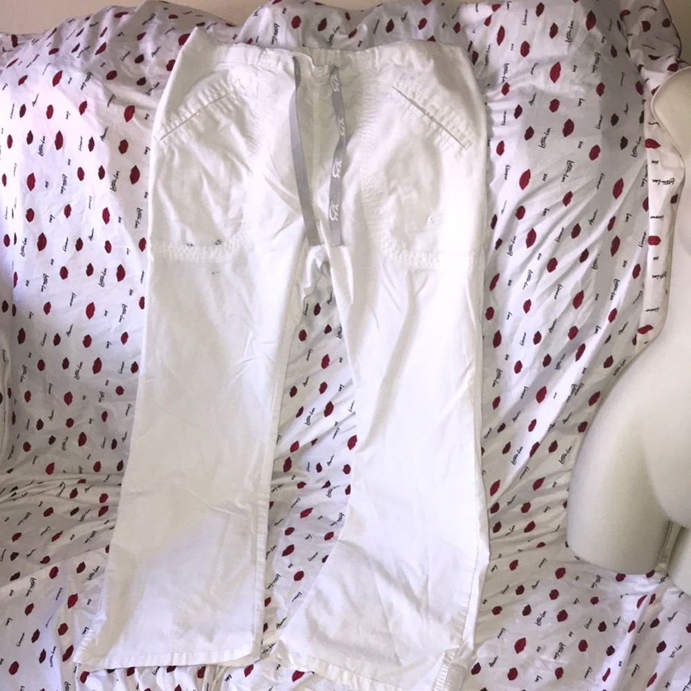 Iguana 🦎 med small white scrub pants 💕damaged